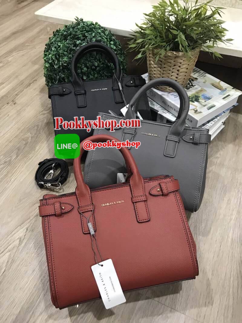 NEW ARRIVAL! CHARLES & KEITH BASIC TOP HANDLE BAG กระเป๋าถือหรือสะพายรุ่นใหม่ชนช็อปดีไซน์สวยอยู่ทรงเเข็ง ขนาดกำลังดี น้ำหนักเบา ด้านหน้าประดับโลโก้แบรนด์ เปิดปิดด้วยซิปสะดวกใช้ ด้านข้างมีสายรัดปรับทรงกระเป๋าภายในมีช่องซิป ใส่กระป๋าสตางค์ใบยาว ipad mini ได