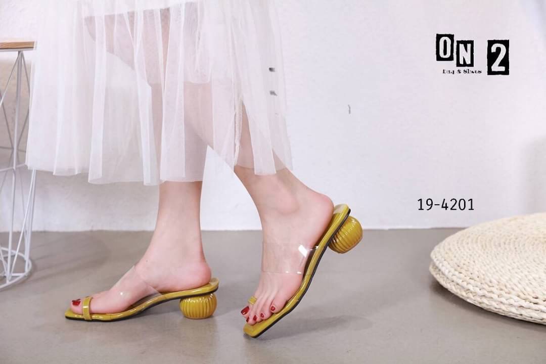 ส้นสูงส้นแก้ว งานใสๆสีๆ สไตล์ alexander wang pvc ทรงดีงามมากคะหน้าซิริโคนนิ่ม รัดนิ้วโป้ง ใส่สบายไม่บาดเท้าคะ ทรงสวยใส่แล้วดูเท้าขาว เท้าเรียวคะ สาวๆควรมีติดไว้นะคะ