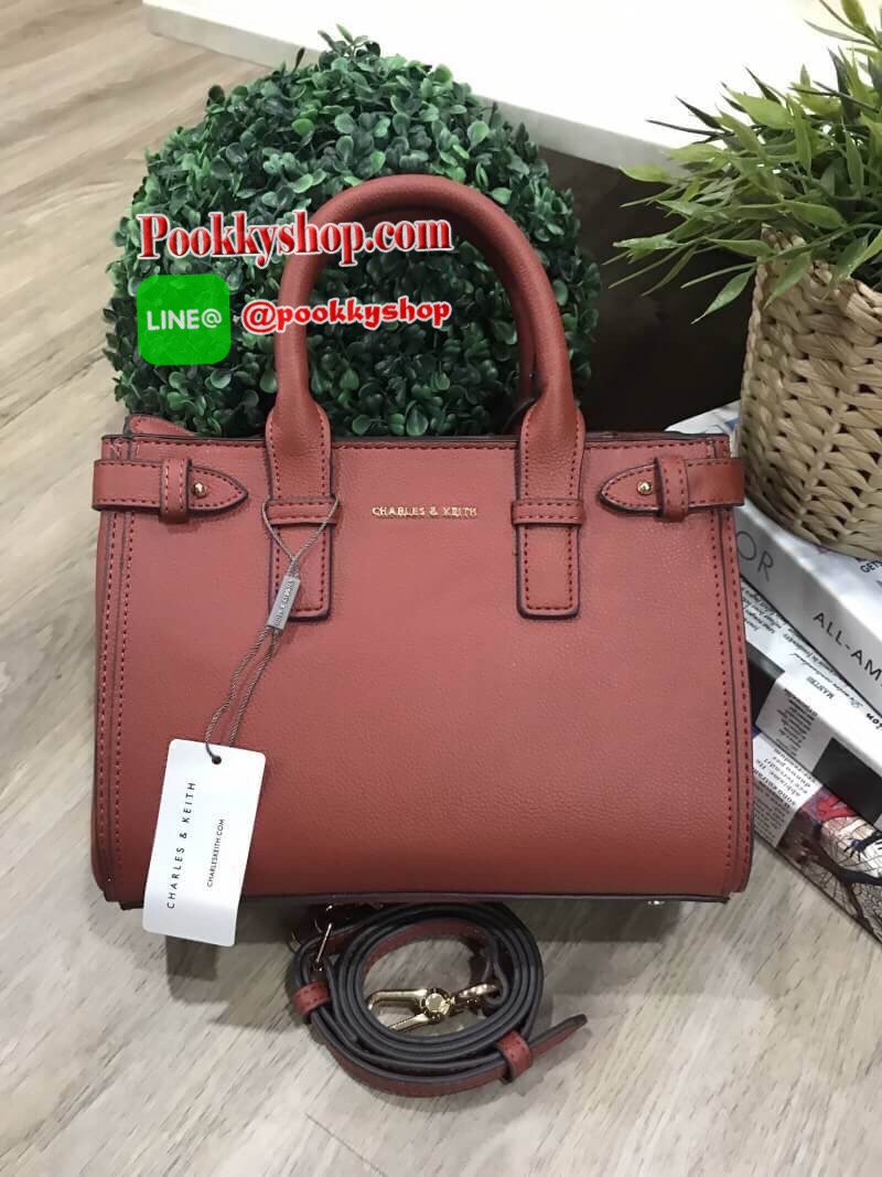 NEW ARRIVAL! CHARLES & KEITH BASIC TOP HANDLE BAG กระเป๋าถือหรือสะพายรุ่นใหม่ชนช็อปดีไซน์สวยอยู่ทรงเเข็ง ขนาดกำลังดี น้ำหนักเบา ด้านหน้าประดับโลโก้แบรนด์ เปิดปิดด้วยซิปสะดวกใช้ ด้านข้างมีสายรัดปรับทรงกระเป๋าภายในมีช่องซิป ใส่กระป๋าสตางค์ใบยาว ipad mini ได