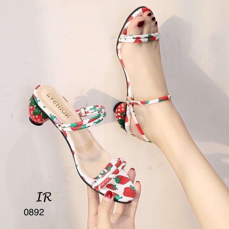 แบบขายดี!!! พร้อมส่ง คิ้วท์สุด!! ต้องรุ่นเน้ รองเท้าลำลองที่มาพร้อมกับดีไซน์น่ารักๆ วัสดุหนังลายสตรอเบอรี่ ใส่ได้2 แบบ ส้นเพชรลายสตรอเบอรี่ สูง 2 นิ้ว ใส่น่ารักอย่างมีสไตล์ ใส่สวยสุดๆเลยค่า