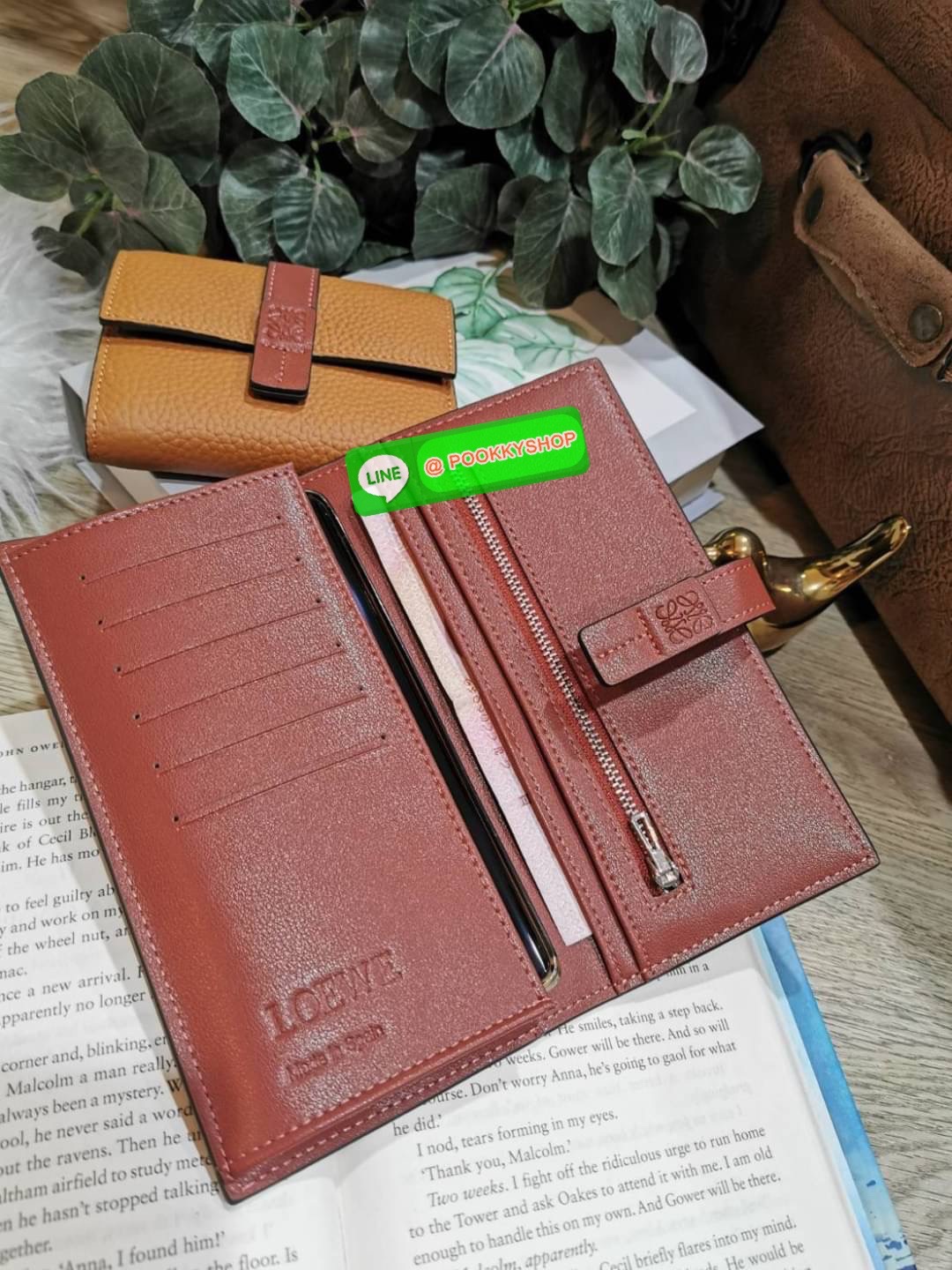 ✴️Don't Miss!✴️NEW! LOEWE LONG WALLET BAG VIP GIFT WITH PURCHASE-GWP กระเป๋าพรีเมี่ยมกิ๊ฟ Limited จาก LOEWE DUTYFREE COUNTER วัสดุหนังแท้เทคเจอร์สวยอยู่ทรงปั้มโลโก้แบรนด์ด้านหน้าเปิดปิดด้วยกระดุม ภายในมีช่องใส่ธนบัตรหลายช่อง ช่องหลักสาม