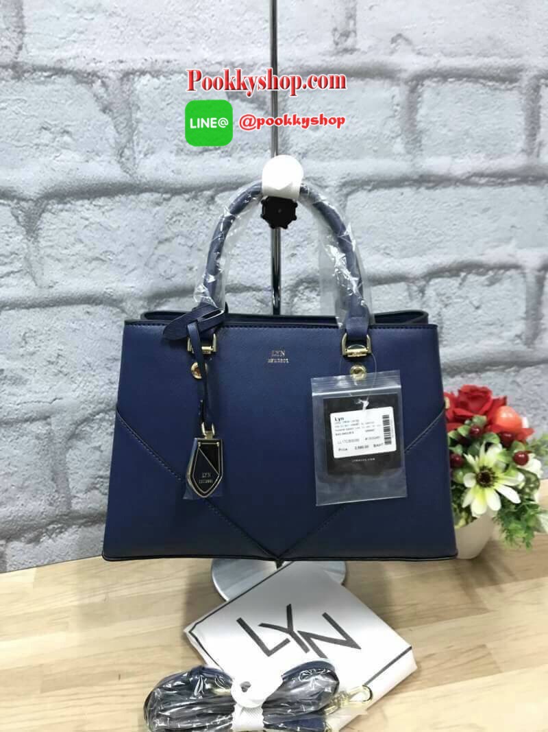 ถุงผ้าแบรนด์/ป้ายบาร์โค้ต) รีออเดอร์รุ่นขายดี!! LYN AMOUR M BAG กระเป๋าถือหรือสะพายรุ่นใหม่ล่าสุด!!! วัสดุลายหนังsaffianoเย็บแต่งลายทะแยงให้กระเป๋าดูมีทรง ด้านหน้าประดับTagโลหะปั้มโลโก้คล้องหนัง ถอดออกได้ ภายในกระเป๋าแบ่งเป็นสองช่องใหญ่ อีกหนึ่งช่องซิปคั่