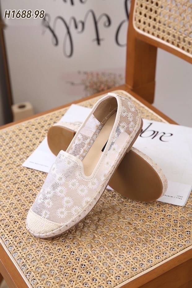งานเข้าใหม่จ้า แบบเข้าใหม่ สลิปออนผ้าลูกไม้งานน่ารักมาก โปร่งใส่สบาย ขอบปอรอบใส่ได้ตลอดไม่เอ้าจร้า
