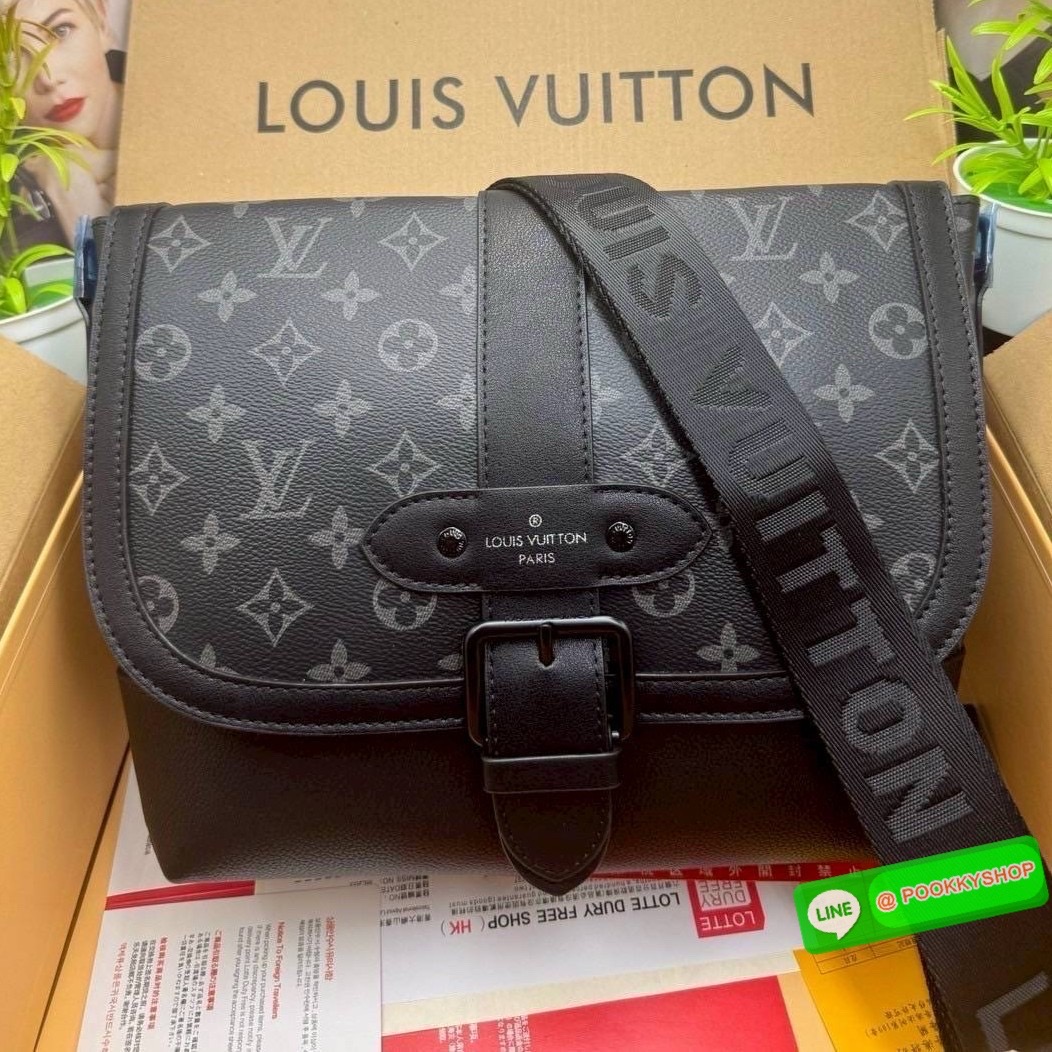 LV Saumur Messenger Bag Monogram Eclipse Canvas Bag กระเป๋าสะพายทรงแมสเซ็นเจอร์ ดีไซน์ทันสมัย คอลเลคชั่นสุดหล่อ ดีไซน์คลาสสิคแฝงดีเทลความหรู ที่ทำให้หนุ่มๆใช้ได้ไม่มีเบื่อ เปิด-ปิดกระดุมแม่เหล็ก ใช้งานง่ายและสะดวก ภายในโล่งกว้างมากๆ มีช่องย่อยแบ่งสัดส่วน