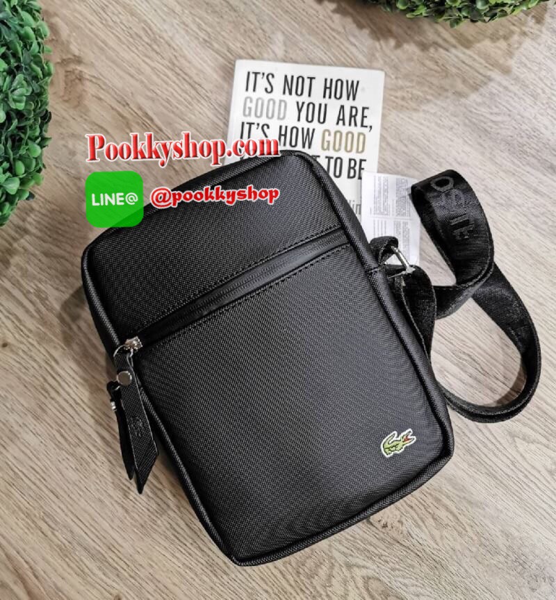 ห้ามพลาด‼️ NEW ARRIVAL! SAFFIANO SHOULDER BAG รุ่นใหม่ล่าสุดจาก Factory ดีไซน์ Unisex ใช้ได้ทั้งชายและหญิง วัสดุหนัง Saffiano เนื้อหนาอยู่ทรงสวยดูดี ด้านหน้ามีโลโก้แบรนด์ มี1ช่องใส่ของช่องหลักเปิดปิดด้วยซิปสะดวกใช้ ภายในมีช่องใส่ของและช่อง