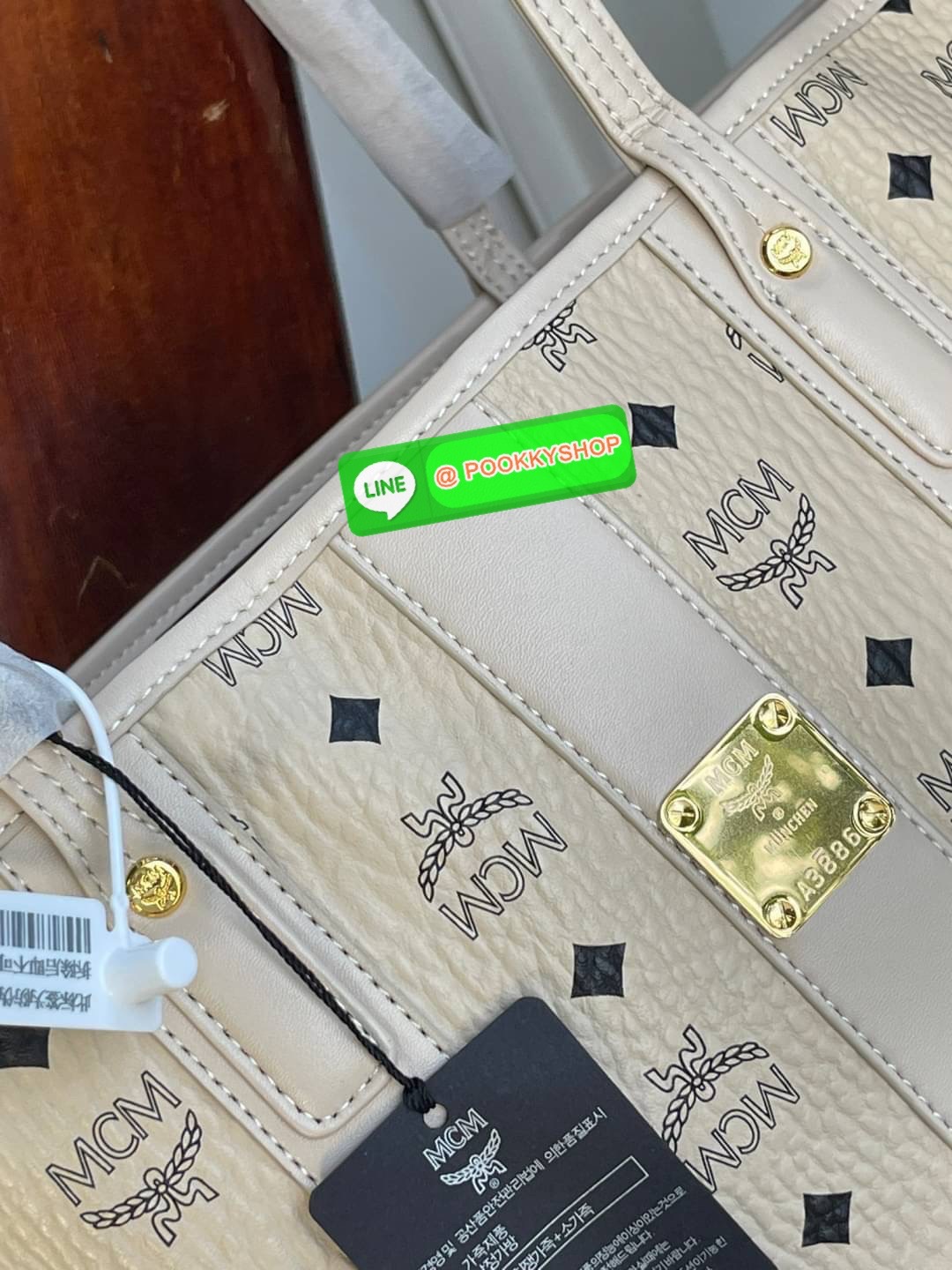 💕Mcm Liz Reversible Shopper in Visetos ขึ้นชื่อว่าเป็นกระเป๋าช็อปเปอร์ แน่นอนว่า จะต้องเหมาะสำหรับสาว ๆ ที่ชอบพกสัมภาระเยอะ ซึ่งรุ่นนี้ไม่ใช่แค่เพียงให้พื้นที่จุของกว้างขวางเท่านั้น แต่ยังออกแบบดีไซน์และรูปทรงให้มีความยืดหยุ่น มีหูรูดด้านข้างที่สา