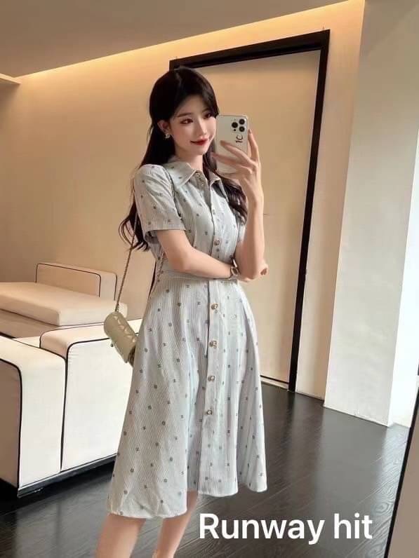 ใหม่ล่าสุด collection Chanel 2022 dress ทรงสวยผ้า jacquard ลายเส้น ปักลายlogo cc และดอก คามืเลียตามแบบฉบับ Chanel กระดุมปั๊ม เป๊ะทุกจุด ผ้าทิ้งตัวมีน้ำหนัก cutting เนี้ยบ งาน high end ห้ามพลาด