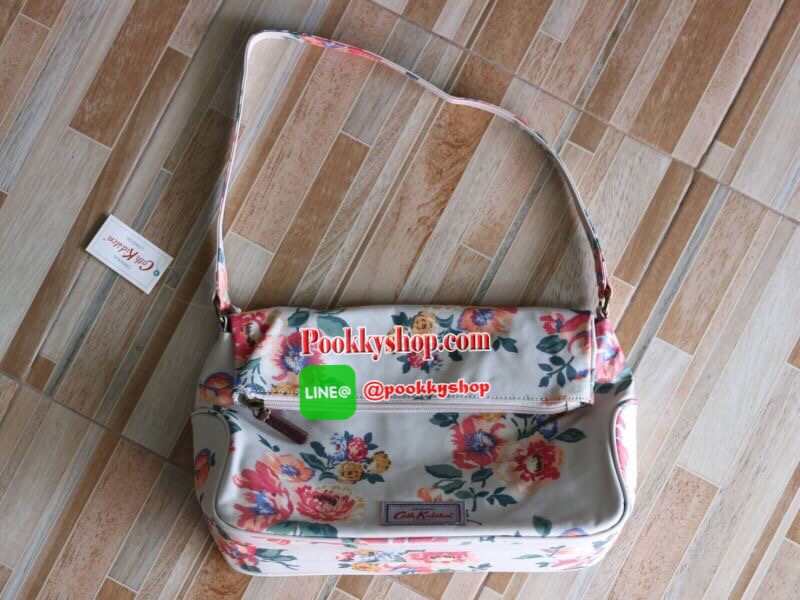 CATH KIDSTON Windflower Bunch กระเป๋าสะพายไหล่ เปิดปิดด้วยซิปและกระดุมแม่เหล็ก แบ่งเป็นสองช่องใหญ่ มีช่องซิปและช่องเล็กไว้แยกใส่ของ รูปแบบและดีไซน์เก๋ สามารถใช้งานได้ทุกวัน ใส่ของได้เยอะ สามารถใส่ipad ได้