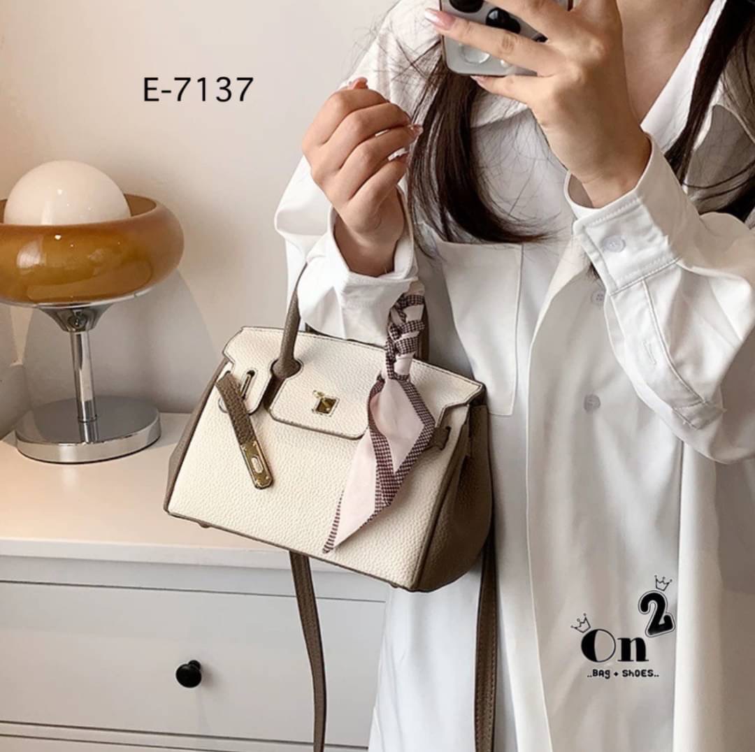 New arrivals🥳🥳 กระเป๋าแฟชั่นมาใหม่ ทรง Birkin งานสไตล์แบรนด์ เปิดหน้าอะไหล่ทอง ทรงสวยน่าใช่มากค่ะ มาพร้อมสายสะพายยาวแบบครอสบอดี้