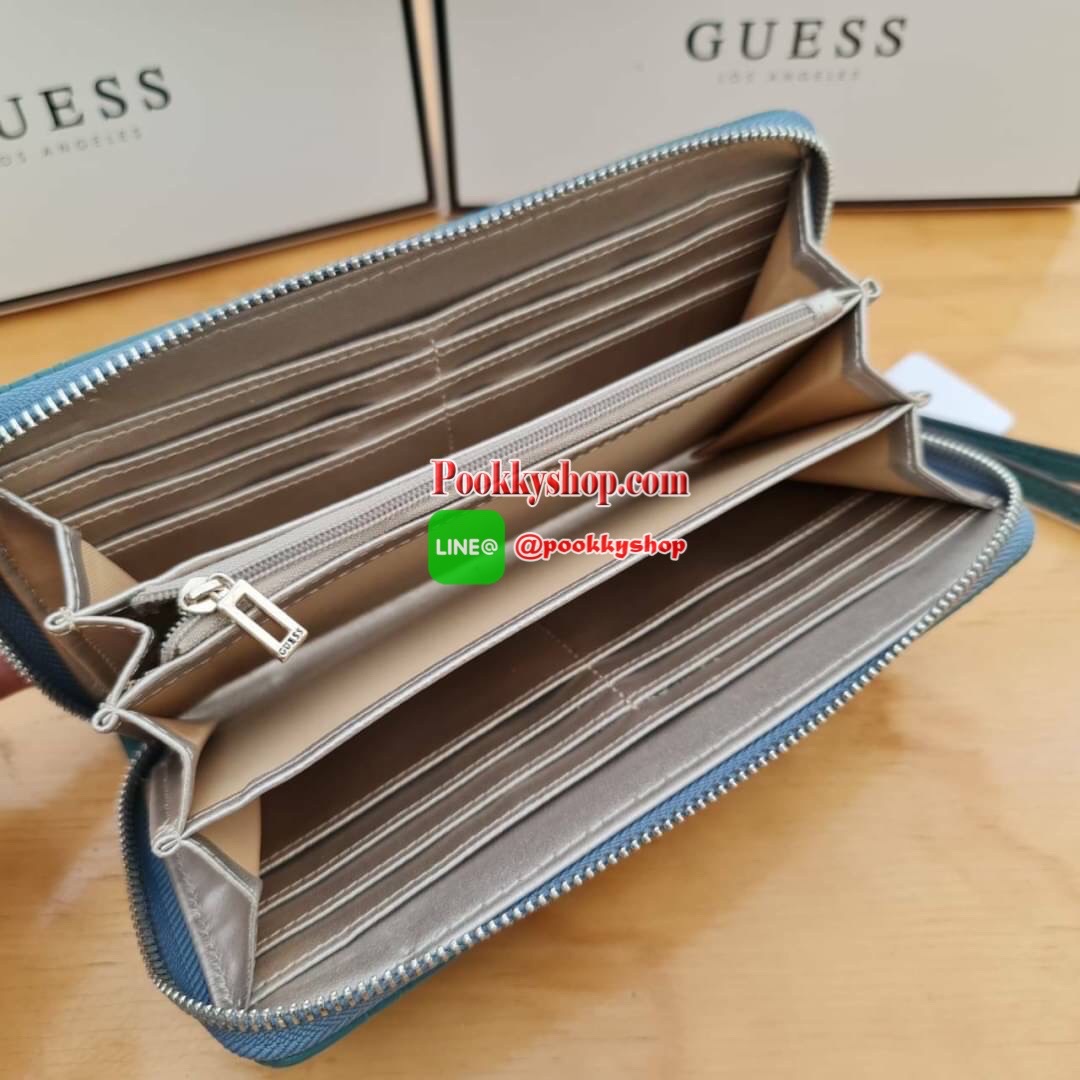 สินค้าใหม่!! กระเป๋าสตางค์ Guess ใบยาว ด้านหน้าปั้มชื่อแบรนด์บนโลหะ และห้อยโลหะโลโก้แบรนด์ หนังดีงามมาก เปิดมาด้านในมีช่องใหญ่3ช่องมีช่องซิป1ช่อง มีช่องเสียบบัตรและมีช่องซิปด้านหลัง1ช่องใช้งานได้จริง พร้อมกับสายคล้องมือบอกเลยรุ่นนี้ดีงามมากจ้าสาวๆ