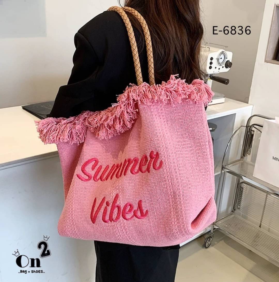 กระเป๋าสะพายแฟชั่นทรงชอปปิ้ง แต่งขอบปล่อยพู่ดูเก๋ ใบใหญ่ใช้งานง่าย จุของได้เยอะเลยค่ะ พร้อมส่งน้า