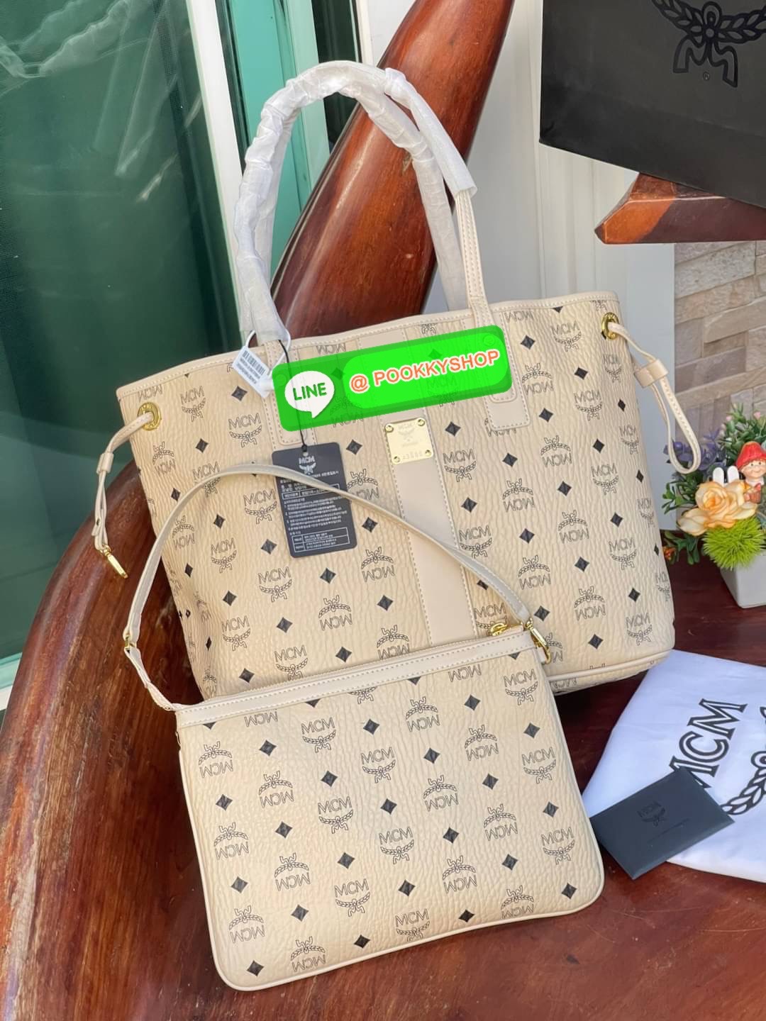 💕Mcm Liz Reversible Shopper in Visetos ขึ้นชื่อว่าเป็นกระเป๋าช็อปเปอร์ แน่นอนว่า จะต้องเหมาะสำหรับสาว ๆ ที่ชอบพกสัมภาระเยอะ ซึ่งรุ่นนี้ไม่ใช่แค่เพียงให้พื้นที่จุของกว้างขวางเท่านั้น แต่ยังออกแบบดีไซน์และรูปทรงให้มีความยืดหยุ่น มีหูรูดด้านข้างที่สา