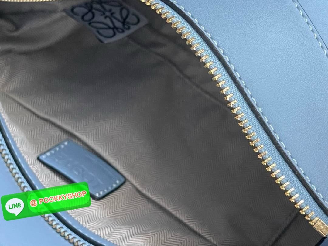 💕Loewe Puzzle Hobo bag กระเป๋ารุ่น Puzzle มีความพิเศษในหลายด้าน ไม่ว่าจะเป็นรูปทรงที่แปลกใหม่ มินิมอลด้วยโลโก้อนาแกรมแบบประทับ ดูหรู เป็นกระเป๋า Unisex ที่ไม่ว่าคุณจะเป็นผู้หญิงหรือผู้ชายก็ใช้งานได้ ลายกระเป๋าได้มาจากการนำหนังมาเย็บต่อกันทั้งหมด ถ