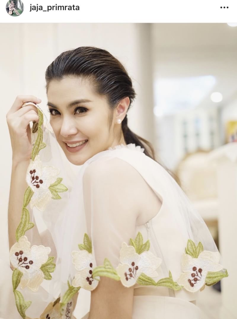 Lover's Shop Teg : Lover’s Shop Brand : - Detail : น่ารักน่าเลิฟ จั้มสูทแนวสาวหวาน ใส่แล้วดูไฮโซมีตังค์ค่ะ ดีเทลแต่ระบายผ้ามุ้งทอลายดอกไม้ ผ้ามุ้งนุ่มไม่คันแน่นอนค่ะ งานมีซับในอัดกาวอย่างดี งานซิบหลัง มีเชือกผูกเอว ทรงสวยเป๊ะ เป้าไม่รั้งแน่นอนค่ะ งาน