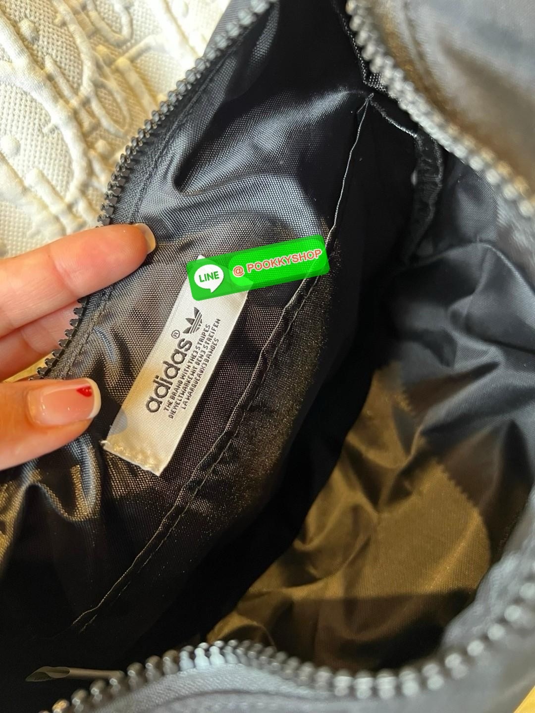 Rare items! ในเวปรุ่นนี้ขายเกือบๆ3พันจ้าา ADIDAS ORIGINAL NYLON BAG 2024 ยังมีพร้อมส่ง! สวยจึ้งมากๆค่าสาวๆ กระเป๋าแนววสปอร์ตจากอดิดาส ไม่ตกเทรน วันไหนๆจะพกพาในไทยหรือ ตปท.ได้หมด วัสดุไนล่อนเสริมนวมอย่างดี ขนาดกลางๆ ค่ะ