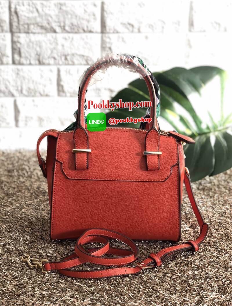 New arrival CHARLES & KEITH SCARF WRAPPED HANDLE BAG 2018 พร้อมส่งรุ่นใหม่ล่าสุด สินค้าคุณภาพ เหมาะสมราคาค่ะ!!! กระเป๋าถือหรือสะพายข้าง หนังคาร์เวีย ทรงสวยหรู หูกระเป๋ามีผ้าพันหูมาให้เก๋มากกค่ะ เปิดปิดกระเป๋าแบบซิป ภายในโล่ง ใส่ของได้พอประมาณเลยนะคะ มีช่อ