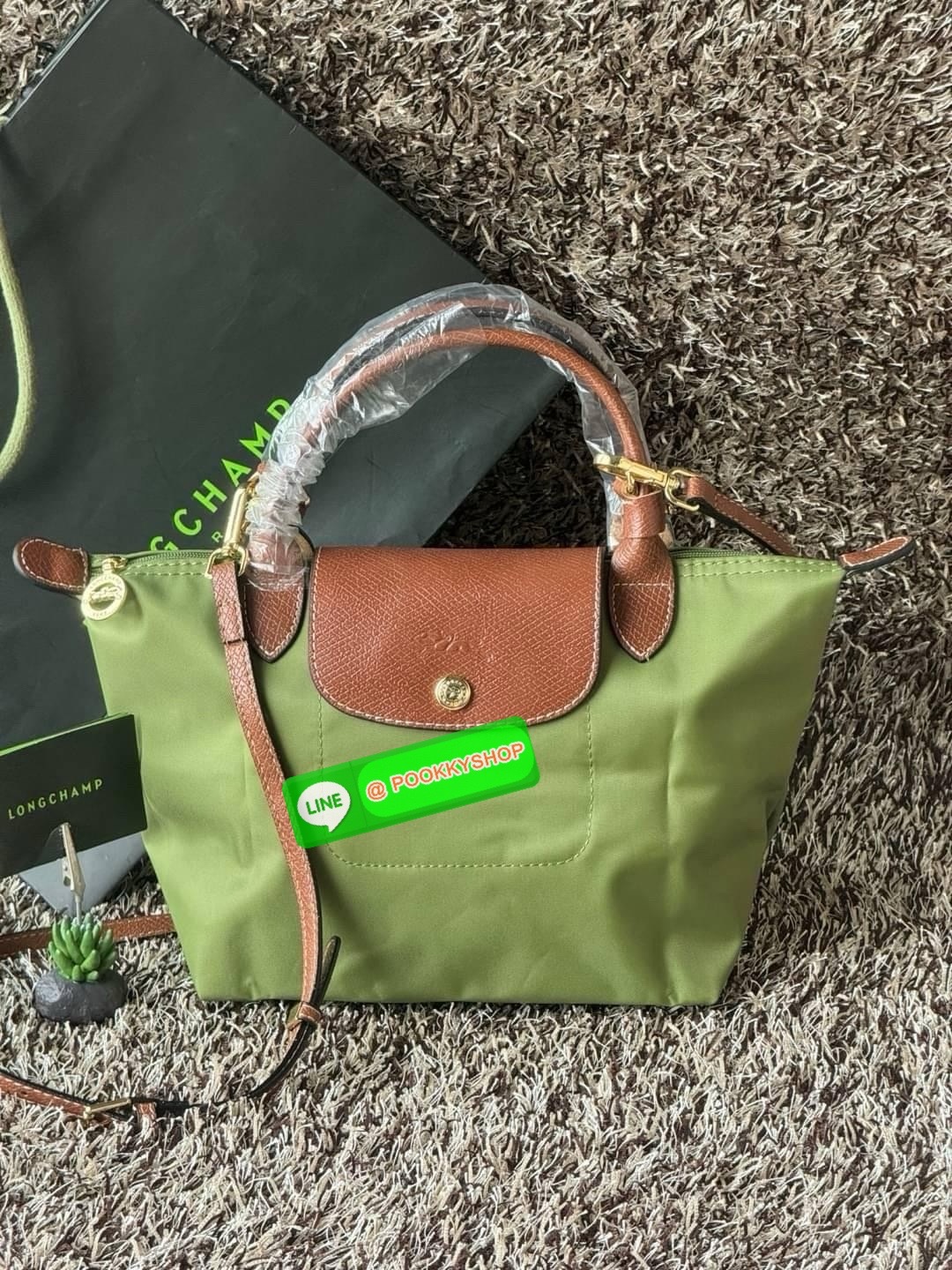 LONGCHAMP LE PLIAGE ORIGINAL S HANDBAG Crossbody Bag กระเป๋าสะพายไหล่ รุ่น Original มีเอกลักษณ์อันโดดเด่นของรุ่นไอคอนนิคของ Longchamp อย่าง Le Pliage (เลอ ปลิยาจ) โดย Longchamp ได้รับแรงบันดาลใจจากศิลปะการพับกระดาษแบบ Origami (โอริกามิ) ในการสรรค์สร้างกระ