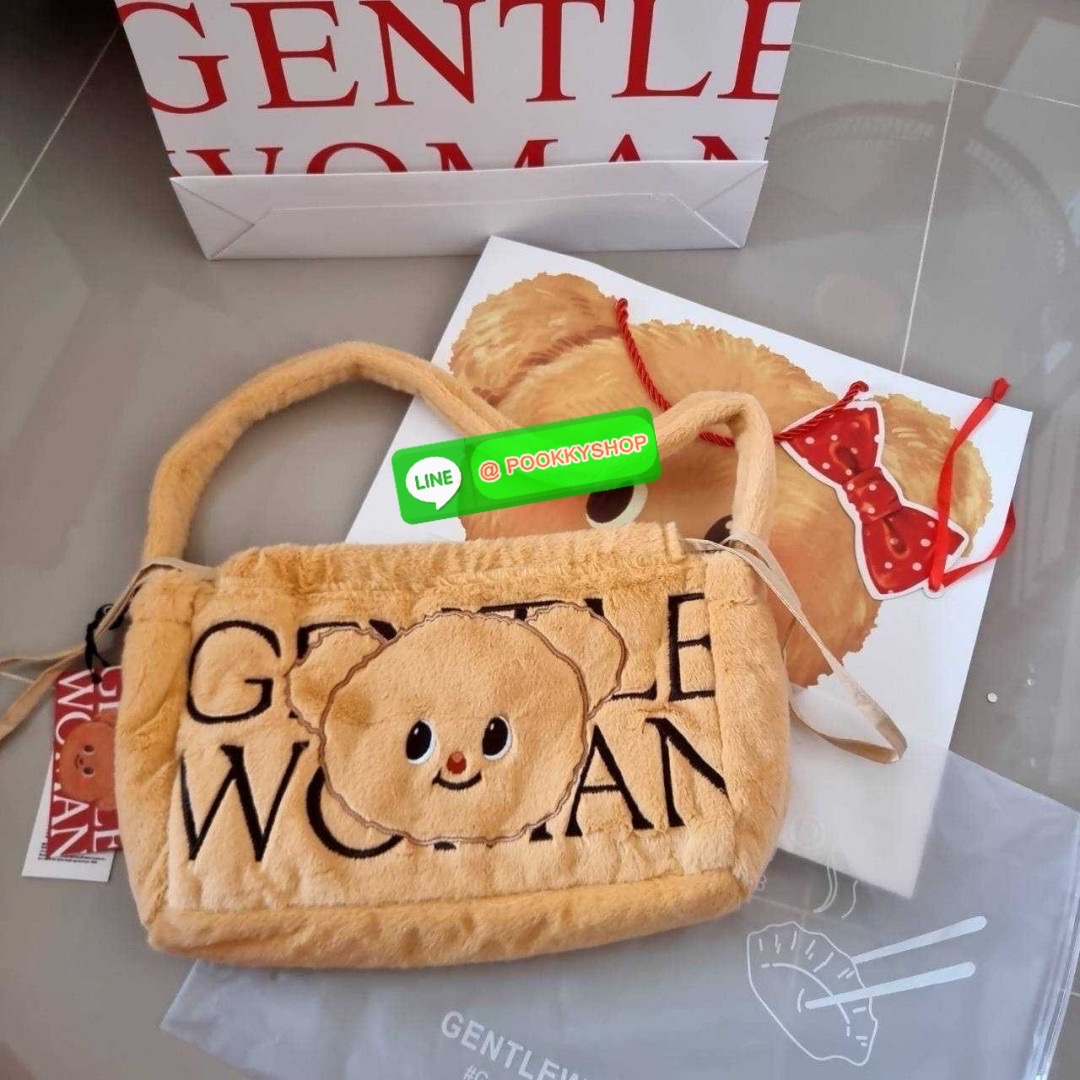 Gentlewoman x Butterbear fluffy dumpling bag 🔆 Details กระเป๋าที่มัมหมีต้องไม่ปล่อยผ่าน น้องหมีเนยน่ารักไม่ไหว และมาในรูปแบบกระเป๋า dumpling สุดฮิต บอกเลยว่าเหมาะกับคริสต์มาสที่จะถึงนี้มาก ดีไซน์น้องหมีเนยโดดเด่น ปากกระเป๋าสามารถรูดเก็บทรงได้ และม