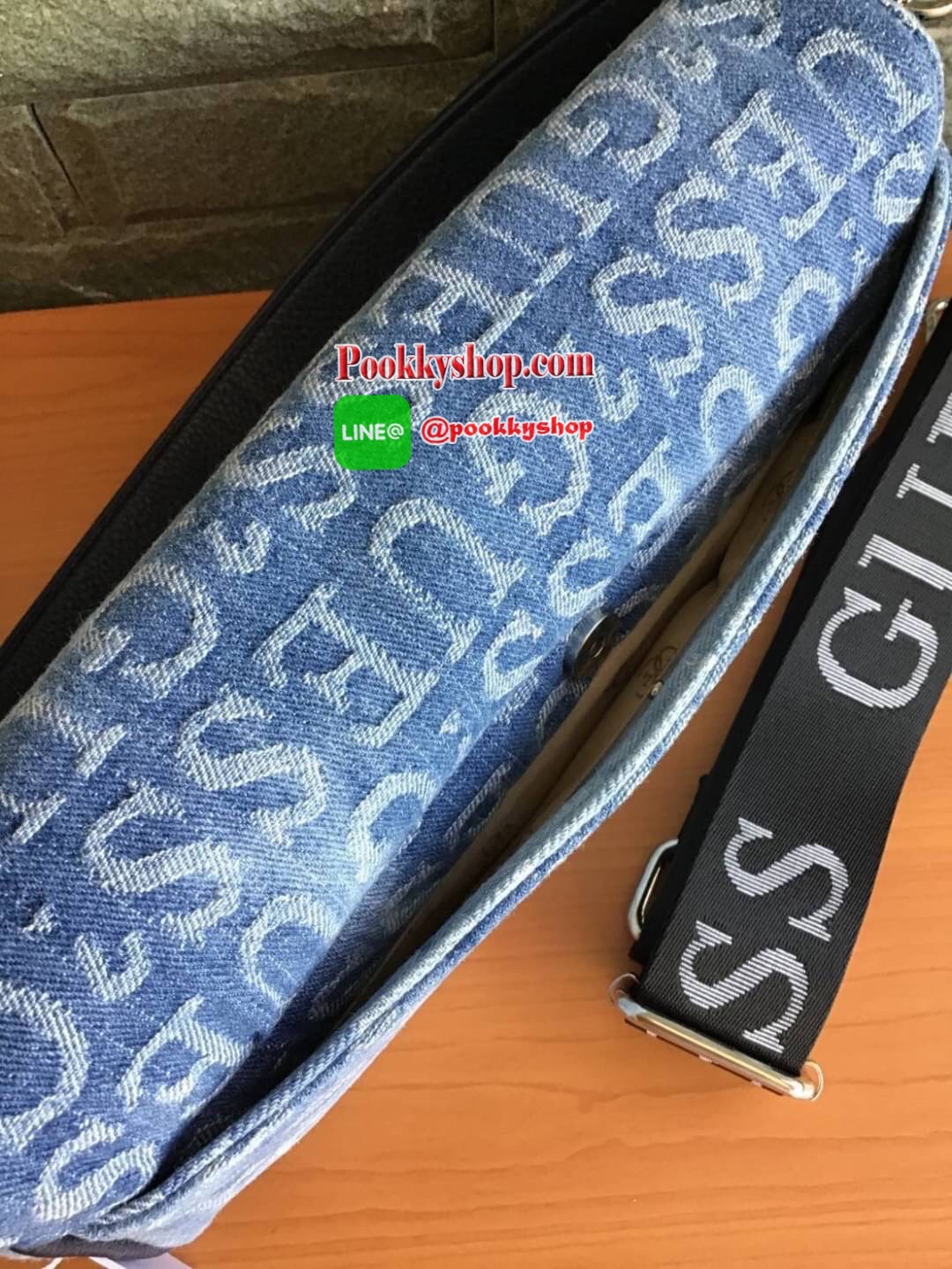 New Collection !! Guess Women’s Crossbody Bag รุ่นใหม่ชนช็อป!! กระเป๋าสะพายไหล่/สะพายข้าง/ถือเป็นคลัช มีดีเทลสวยเก๋!! วัสดุผ้ายีนส์ทอลายแบรนด์ ตัวกระเป๋าตัดขอบหนัง มาพร้อมสายหนังสะพายไหล่และสายสะพายยาวเลื่อนปรับได้ ด้านหน้าประดับโลโก้แบรนด์ มีหมุดรองฐาน4ม