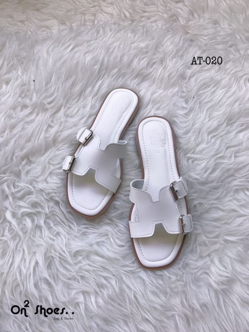 Hermès sandal เข้าแล้วค่ะ..แตะ Hermès รอบนี้หนังดีเวอร์ พื้นปั้มแบรนด์ปั้มนูนชัดแจ๋ว พื้นนิ่มใส่สบาย สวยเบอร์แรงรอบนี้ห้ามพลาดเลยจ้า **รูปสินค้าถ่ายจากงานจริง