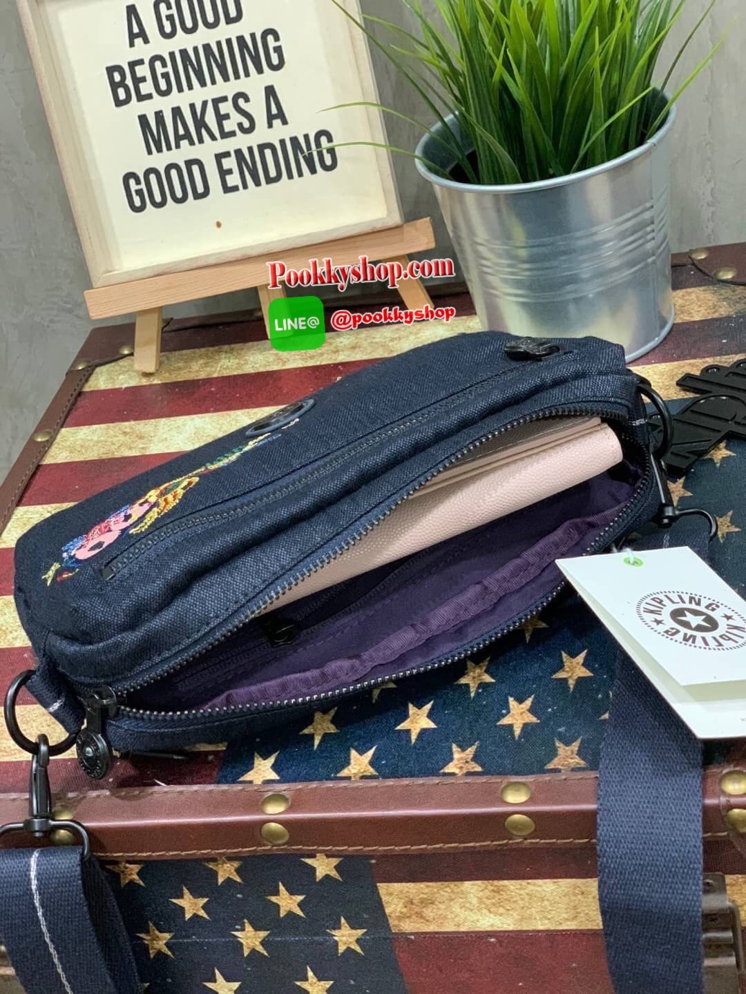 KIPLING HALIMA CROSSBODY AND BELT BAGS ใหม่ล่าสุดกับคอลเลคชั่น Angel Chen นักดีไซน์เนอร์ชื่อดัง รุ่นนี้เป็นได้หลากหลายสไตล์ ไม่ว่าจะเป็นสะพายข้าง สะพายไหล่ หรือจะเป็นแบบคาดอกหรือคาดเอว ให้คุณได้เลือกสวมใส่ได้ตามสไตล์ของคุณ ด้านหน้าและด้านหลังเป็นงานปักที่