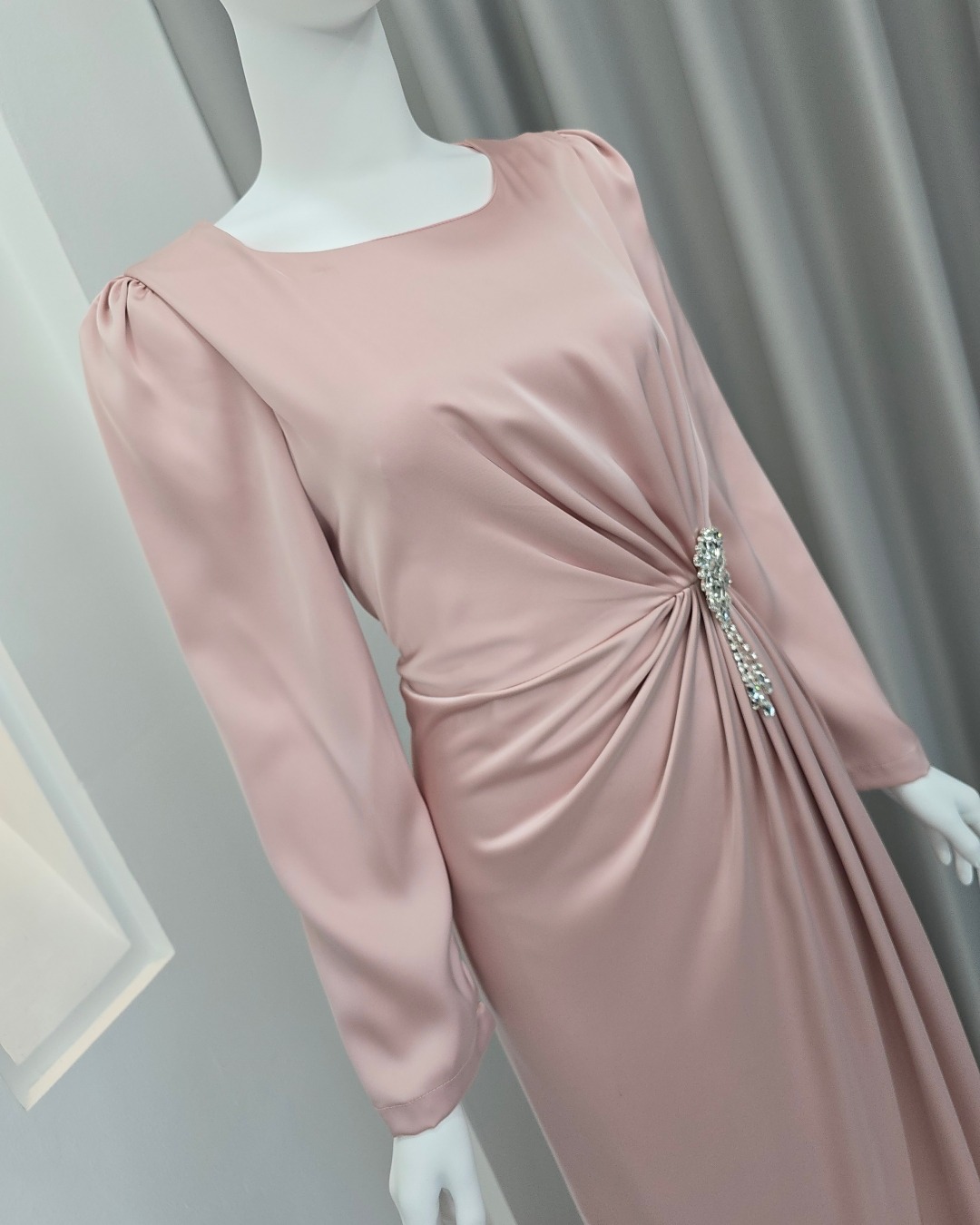 เดรสแฟชั่น แม็กซี่เดรสเสื้อคอกลมแขนยาว กระโปรงยาว ชายกระโปรงบาน