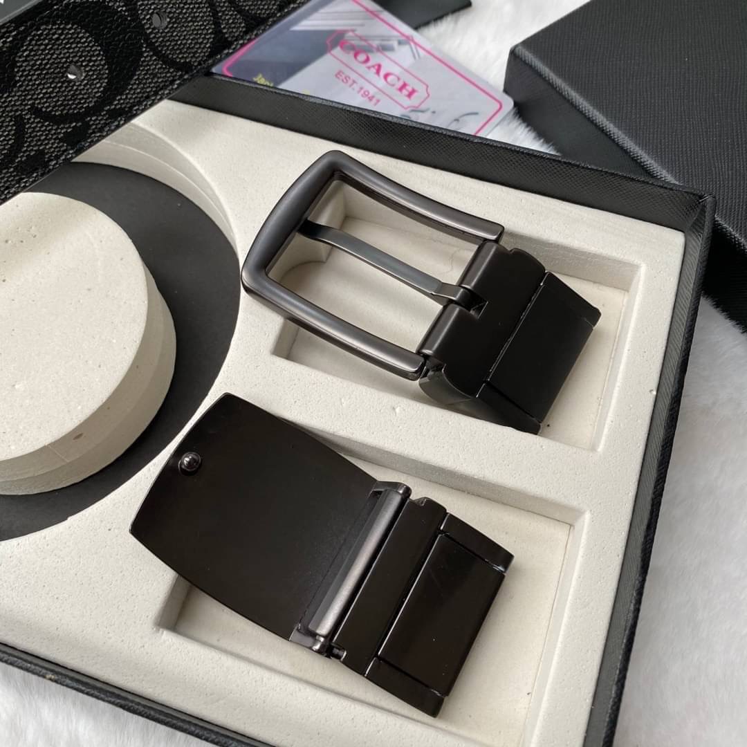 Set เข็มขัด coach 2 หัว ใส่แบบเจาะรูเข็มขัด สายลายC นูนสลับกับด้านเรียบ สลับใช้ได้ 2 ด้าน ทั้งยังสามารถเจาะรูเพิ่มได้ รุ่นนี้มาพร้อมป้ายแท็กแบรนด์ หัวเข็มขัดใส่ได้ง่าย ถอดได้ไม่ยาก ซื้อเป็นของขวัญของฝาก ดูดีมากๆเลยนะคะ