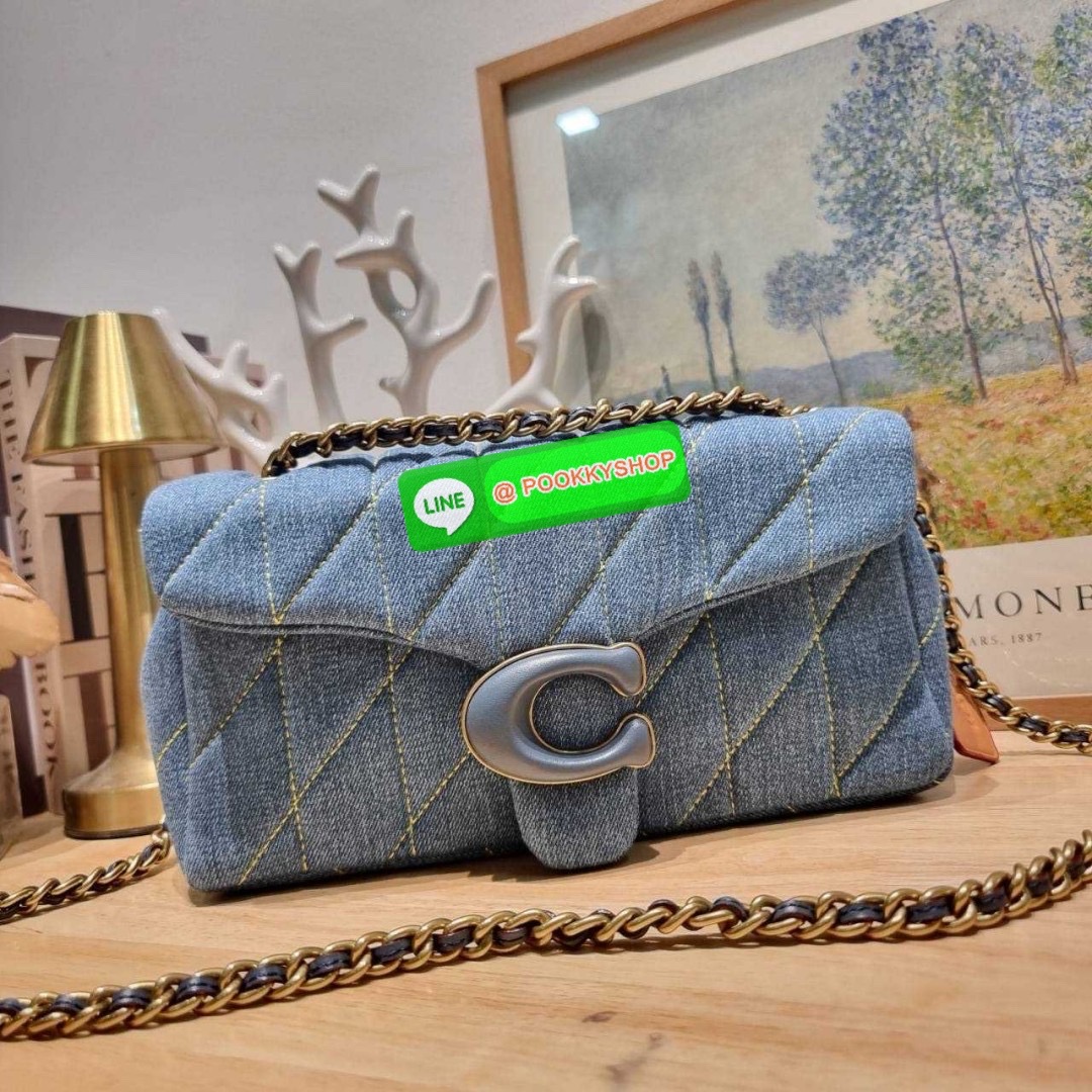 COACH CR704 TABBY SHOULDER BAG 26 WITH QUILTING 🔆 Details ไอเท็มใหม่ ตัวแม่แบบฉ่ำ สวยทำถึง! ต้อนรับซัมเมอร์ให้โดดเด่นกว่าใคร กับกระเป๋าสะพายไหล่ดีไซน์หรูหรา มีดีเทลสวยงามด้วยการเดินด้ายลวดลายตัดกับกระเป๋า เปิด-ปิดด้วยอะไหล่แบบกระดุม ภายในมีช่องเยอ
