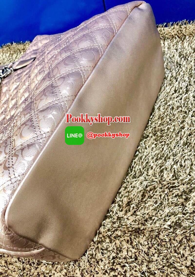 New Rare item !!! GUESS LOS ANGELES TOTE BAG พร้อมส่ง สินค้าหายากค่ะ !!! กระเป๋าถือทรง Tote วัสดุหนังนิ่มมือมากค่ะ ตัวกระเป๋าพิมพ์ลาย signature brand ทั้งใบ เพิ่มความหรูด้วยอะไหล่โซ่มาให้ที่ด้านหน้า ปากกระเป๋ากว้าง ภายในกระเป๋าแบ่ง3ช่องใหญ่ แต่ละช่องกว้าง