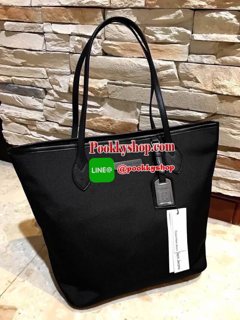 CALVIN KLEIN" JEANS TOTE BAG (Size M) กระเป๋าสะพาย Calvin Klein Jeans Limited Edition จาก Calvin Klein Jeans วัสดุ Polyester คุณภาพดีเนื้อหนาน้ำหนักเบา ด้านหน้าประดับโลโก้ Calvin Klein Jeans พร้อม TAG ห้อยที่หูหิ้วดูมีดีเทล เปิดปิดด้วยซิปสะดวกใช้ หัว