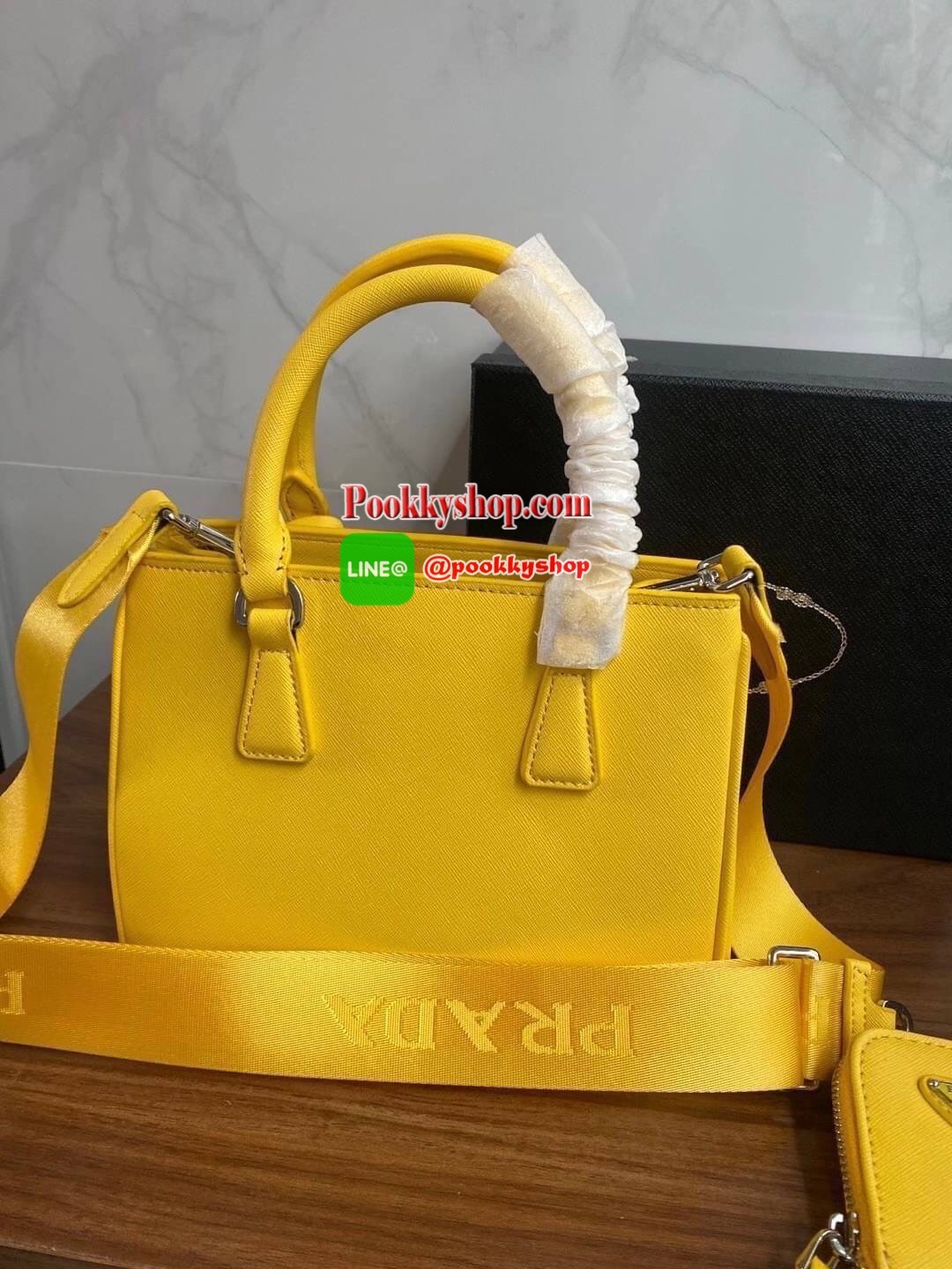 Prada กระเป๋าถือหรือสะพายอเนกประสงค์ วัสดุหนังสวยอยู่ทรงขนาดกำลังดีน้ำหนักเบา ดีไซน์สวยเก๋ที่หูหิ้วกระเป๋า โลโก้แบรนด์อะไหล่หรู หูจับแข็งแรงพับลงได้สะดวกใช้หัวซิปแบรนด์ ภายในมีโลโก้ ช่องซิป ช่องใส่มือถือ สามารถใส่กระเป๋าสตางค์ใบยาว ipad mini ของใช้จุกจิกไ