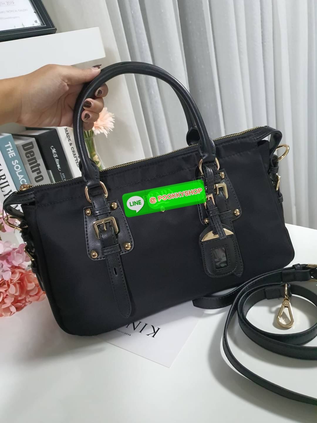 รุ่นยอดฮิต !!! ปังปุริเย่ 🎉🎉 กระเป๋าทรง HANDBAG จากงานพรีเมี่ยมกิ้ฟ จากเคาเตอร์ต่างประเทศ มาแล้วค่า กระเป๋าถือทรงหรู จากแบรนด์ PRADA เป็น กระเป๋าผ้าไนล่อน ตกแต่งรอบใบได้ สวยมาก ด้านในมีช่องซิปและช่องใส่ของ เป็นสัดส่วน อะไหล่ทองหรู ขนาดกำลั