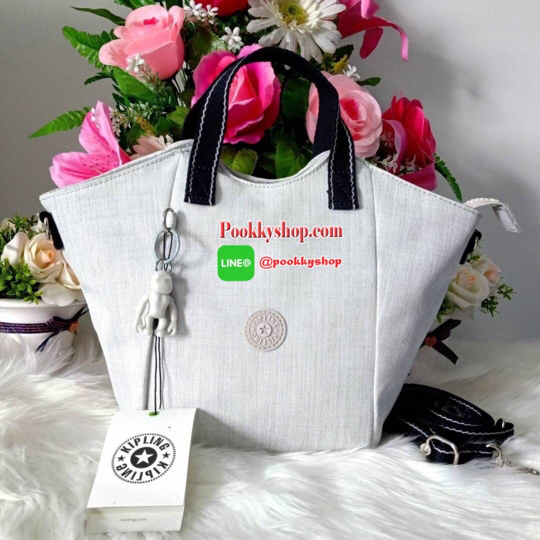 KILING NORI Handbag & Shoulder bag กระเป๋าถือหรือสะพายขนาดกลาง ทำจากวัสดุ ผ้า Nylonเคลือบ+Polyester น้ำหนักเบา จุดเด่นที่ช่องหลักมีขนาดใหญ่ พร้อมช่องซิปแยกย่อย สามารถใส่สัมภาระได้เยอะ มาพร้อมสายสะพายยาว สามารถปรับระดับได้ตามความต้องการ มีพวงกุญแจลิงห้อยตา
