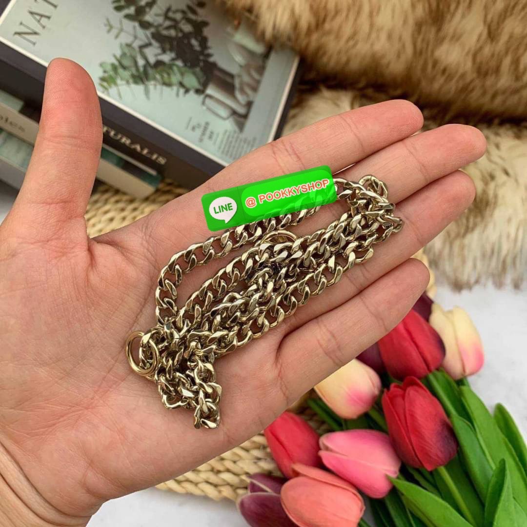 Guess ซื้อ 1 ได้ถึง 2 วัสดุหนัง PU เนื้อนิ่ม มาพร้อมสายสะพาย 2 เส้น สายโซ่สั่นสำหรับสะพายคล้องไหล่ และสายหนังยาวสะพายคลอสบอดี้สามารถปรับระดับได้ สวยได้หลายลุค คุ้มสุดๆจ้า