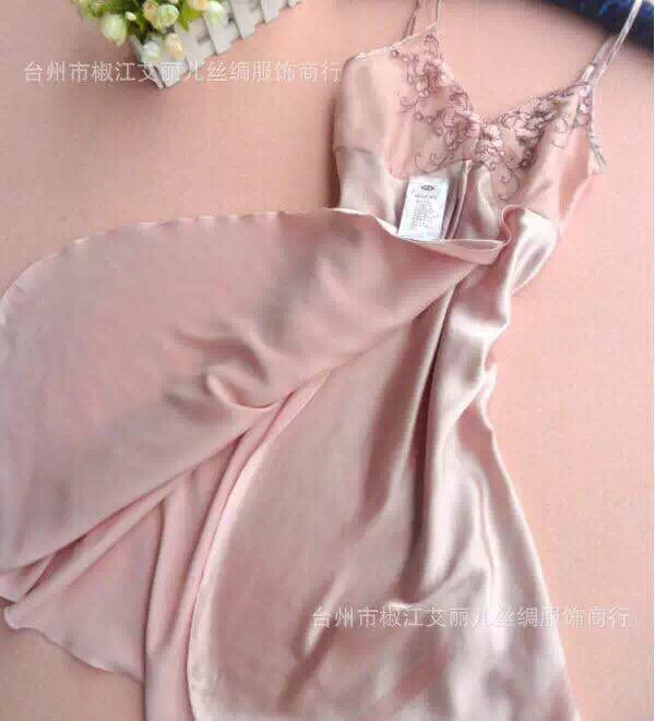 ชุดนอนผ้าไหม สายเดี่ยว แต่งลูกไม้ปัก เกรดพรีเมี่ยม สีชมพูอ่อน เนื้อผ้าเกรดหรู ไฮโซสุดๆคะ