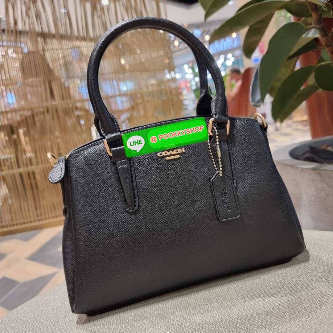 COACH F29434 MINI SAGE CARRYALL IN SIGNATURE CANVAS รุ่นยอดฮิต!! ที่สุดของกระเป๋าสะพายขายดี ต้องทรงถังมินิรุ่นนี้ วัสดุหนังแคนวาสเคลือบลาย สวย คลาสสิค มาพร้อมสายสะพายข้างและหูหิ้วในตัว ถอดออกถือคล้องแขนเก๋ๆ หรูๆยังได้ ภายในเป็นช่องโล่ง แบ่งสัดส่วนอย่างดี