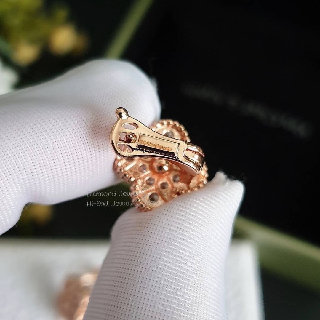 New Arrival !!!!! Van Cleef & Arpels Earring ต่างหูเพชรแวนคลีฟ งานหน้า signature เพชรคัดเกรดอย่างดีค่ะ งานสวยเลอค่ามากๆ งาน stainless steel ใส่เข้ากับทุกชุด ติดหูชิคๆ ไม่ผิดหวังแน่นอนค่ะ งานคุณภาพ