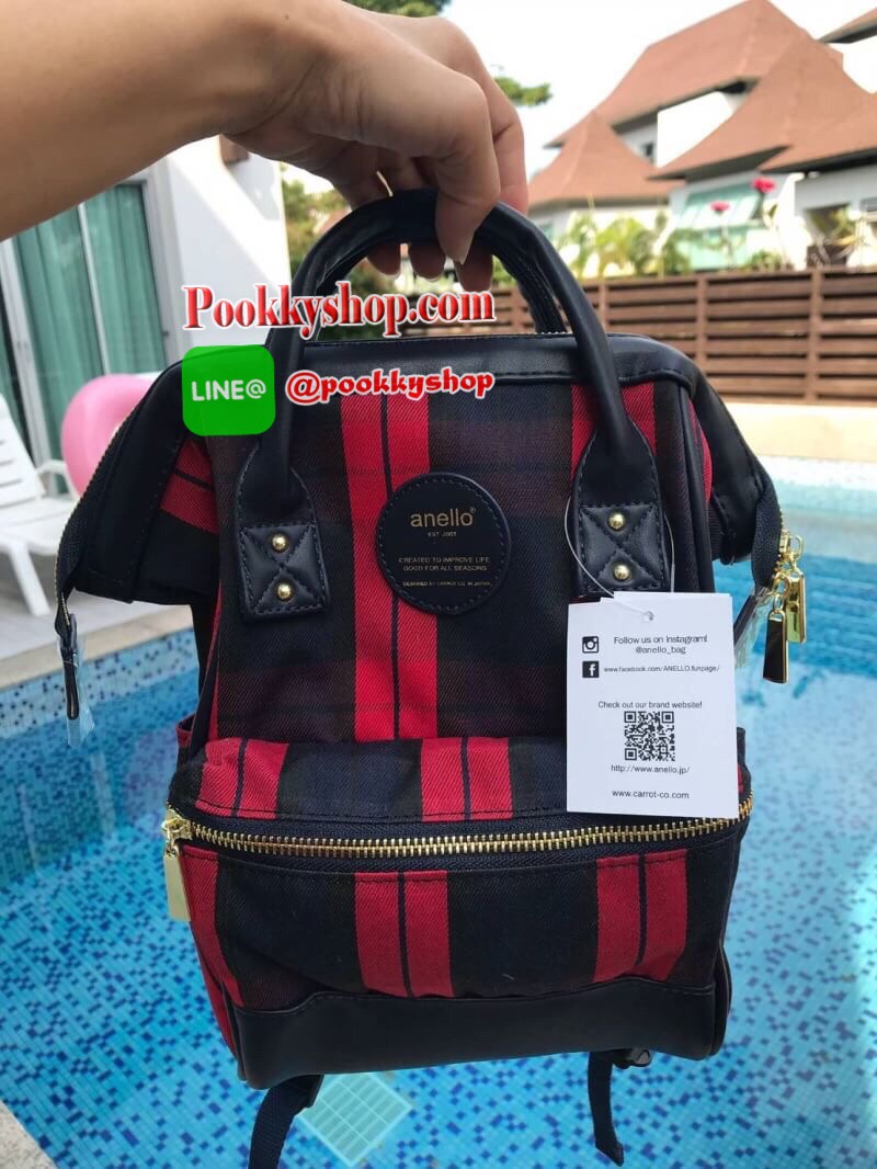 Anello Checked Hinge Clasp Mini Backpack เปิดตัวคอลเลคชั่นใหม่ปลายปีสุดน่ารัก วัสดุผ้าแคนวาสลายสก็อต และขอบบนล่างและด้านหลัง วัสดุpu โลโก้แบรนด์ด้านหน้าตัดหนังทรงกลม จุดเด่นในการใช้งานยังคงเหมือนเดิม ต่างที่ขนาดจะเล็กกว่ารุ่นออริจินัลไซส์มินินิดเดียว ผู้ใ