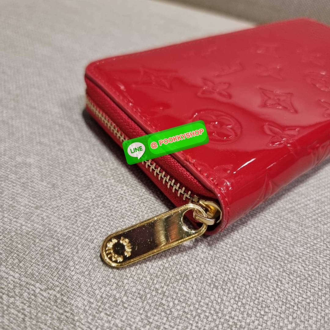 NEW IN!! LV long zip wallet with gwp กระเป๋าสตางค์พรีเมี่ยมกิ๊ฟ ดีไซน์ล่าสุด หนังแก้ววิบวับ หรูหรามาก ใบยาวขนาดกำลังเหมาะมือ ถือแล้วขับผิว ถือออกงานก็คือเลิศ วัสดุหนังแก้วเคลือบผิวกลิตเตอร์ เล่นกับแสงสวยมาก เปิด-ปิดด้วยซิปรอบ ภายในมีช่องใส่บัตรเยอะมาก มีช