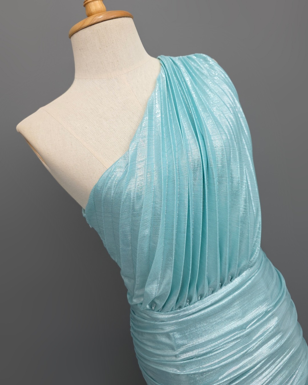 เดรสแฟชั่น แม็กซี่เดรสเสื้อไหล่เดียวอัดพลีท กระโปรงเข้ารูปตรงสะโพก