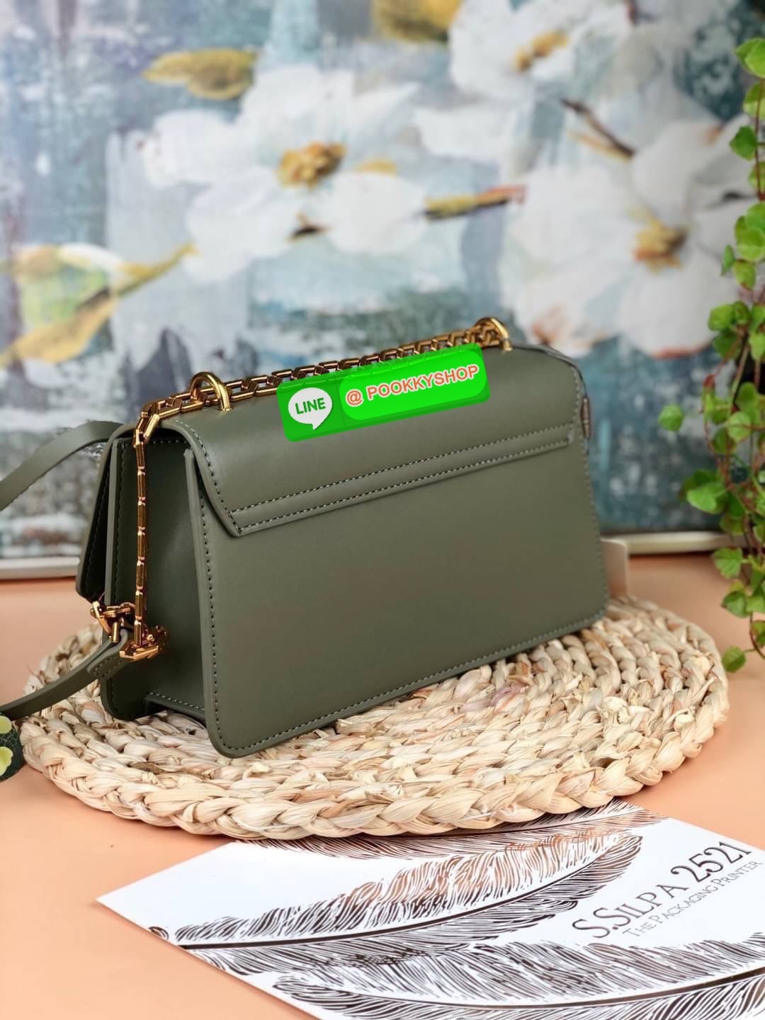 Charles & Keith Metallic Accent Evening Clutch กระเป๋าสะพายวางอยู่ทรงสวย สายโซ่ดีไซน์เก๋มากๆ สามารถสะพายแบบสายคู่/สายเดี่ยวแบบcrossbody ได้ เปิดปิดแบบตัวล็อกด้านหน้า เปิดมาจะมีช่องเล็กใส่บัตร/เหรียญได้ ช่องใหญ่ด้านในมีช่องซิปเล็ก 1 ช่อง ช่องใส่การ์ด 3 ช่อ