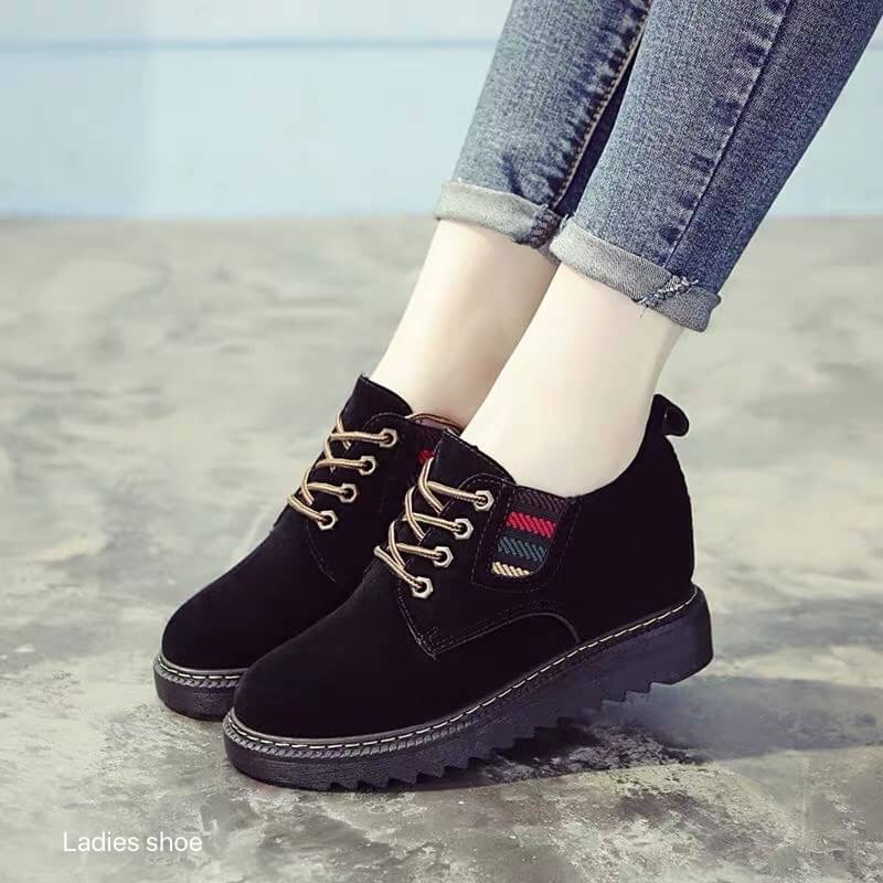 รองเท้าบูทแฟชั่นเสริมส้น2.5นิ้ว แบบผูกเชือกวัสดุหนังสักหลาดนุ่มๆ เสริมยางยืดด้านข้างแบบน่ารัก