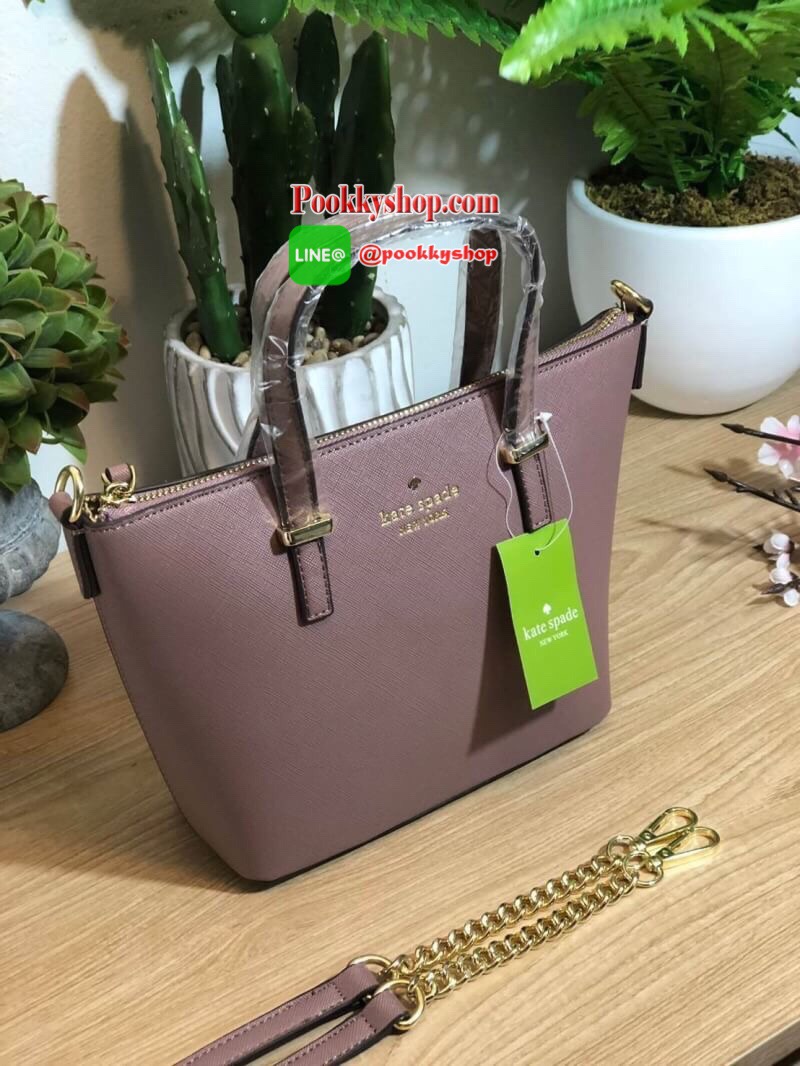 Kate Spade Cedar Street Mini Harmony Crossbody Small Handbag กระเป๋าสะพายใบเล็กสุดน่ารัก วัสดุหนัง Saffiano สวยหรูอยู่ทรงสไตล์ น่ารักไม่ซ้ำใคร ด้านหน้าประดับโลโก้สีทองสวย ภายในมีช่องซิปและช่องเล็ก สามารถใส่ ipad mini กระเป๋าสตางค์ใบยาวของใช้ได้จุกจิกได้เย