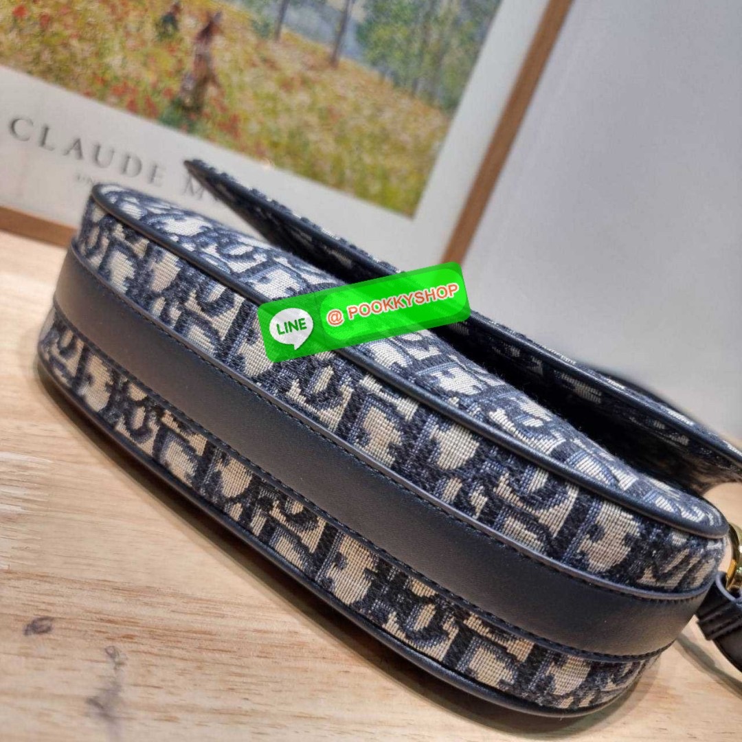 กระเป๋าสะพายทรงสวย ดีไซน์โลโก้โดดเด่นและหรูหรา ดีเทลดูดีมีกิมมิคในตัว