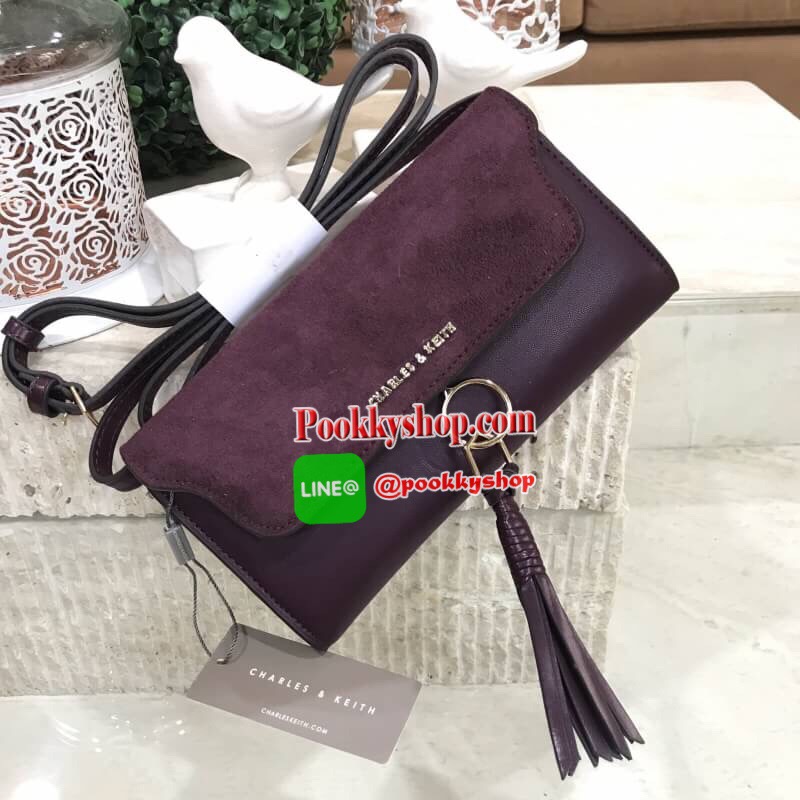 Don't Miss! CHARLES&KEITH WALLET กระเป๋าคลัชรุ่นใหม่ล่าสุดแบบชนช็อปเปิดปิดด้วยฝาปิดกำมะหยี่กระดุมแม่เหล็กประดับพู่หนังดูมีดีเทล ด้านหน้ามีโลโก้แบรนด์ ภายในมีทั้งช่องซิปและช่องใส่บัตรหลายช่องสามารถใส่ธนบัตร มือถือ เหรียญและบัตรได้เยอะ ด้านหลังมีอีก1ช่
