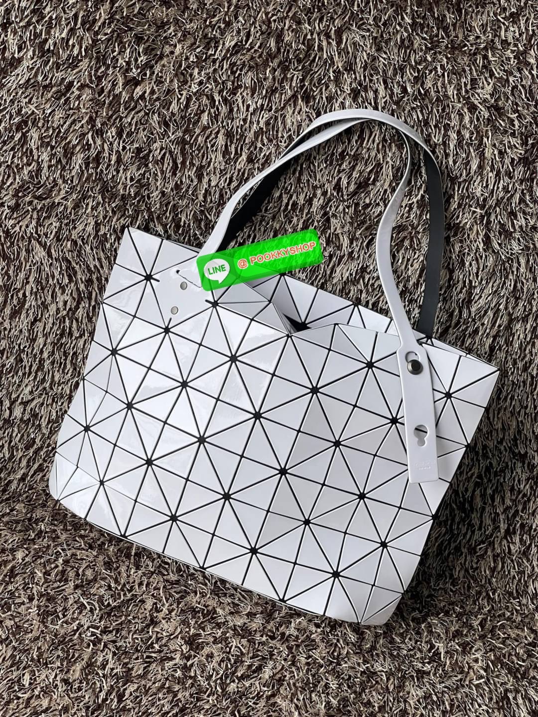 💕 Bao Bao Issey Miyake ROCK MATTE ซีรีส์นี้จะเป็นทรงสี่เหลี่ยมผืนผ้า มีซิปปิดด้านบน ถือเป็นรุ่นที่เหมาะกับการใช้งานในชีวิตประจำวัน สามารถพับมุมและบริเวณด้านล่างของกระเป๋าเพื่อเพิ่มความสะดวกสบายในการใช้งาน ทั้งยังช่วยให้วางกระเป๋าในแนวตั้งได้อีกด้ว