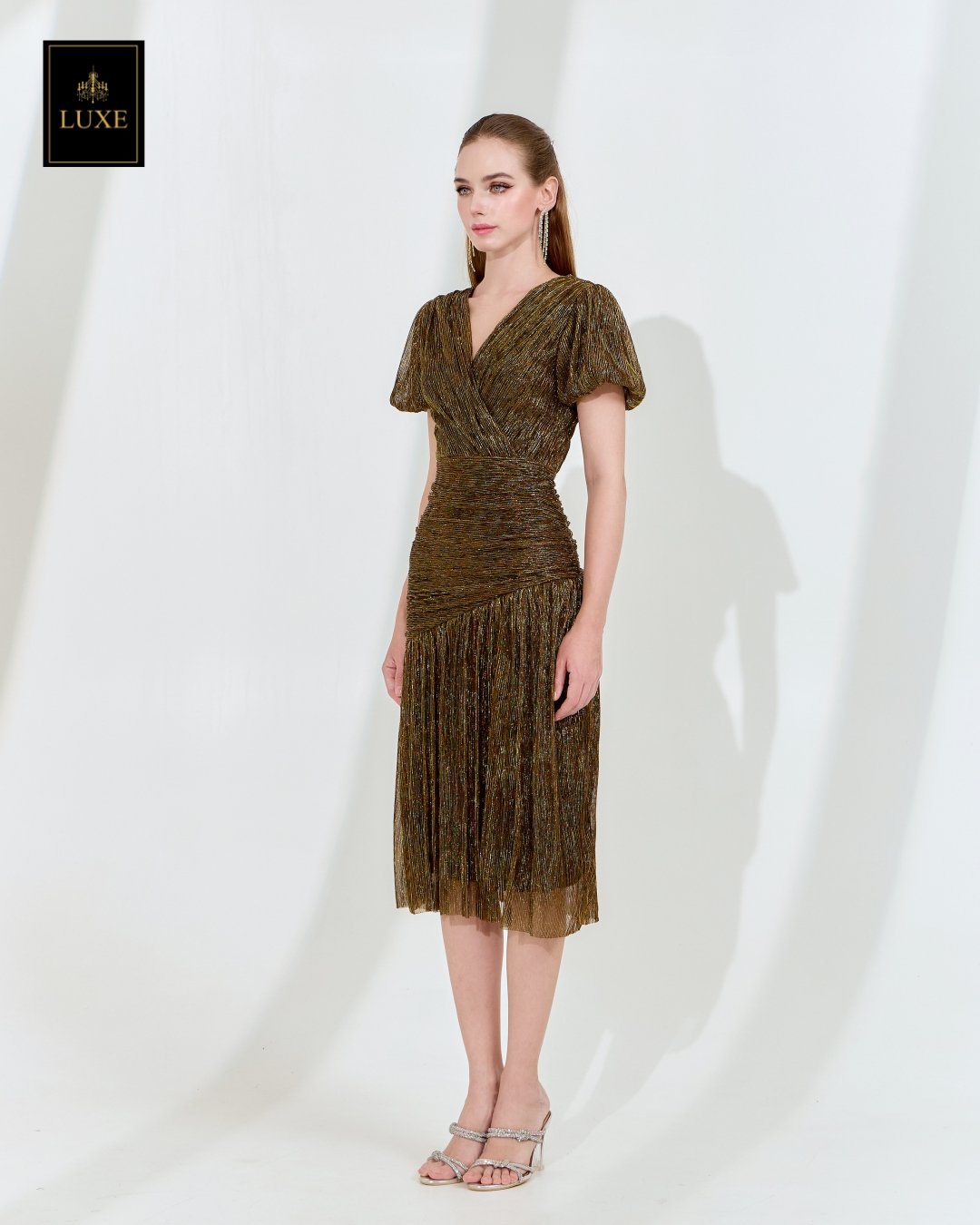 เดรสแฟชั่น เดรสเสื้อคอป้าย แขนบอลลูน กระโปรงเฉลียงทรงเข้ารูป ต่อจีบรูด