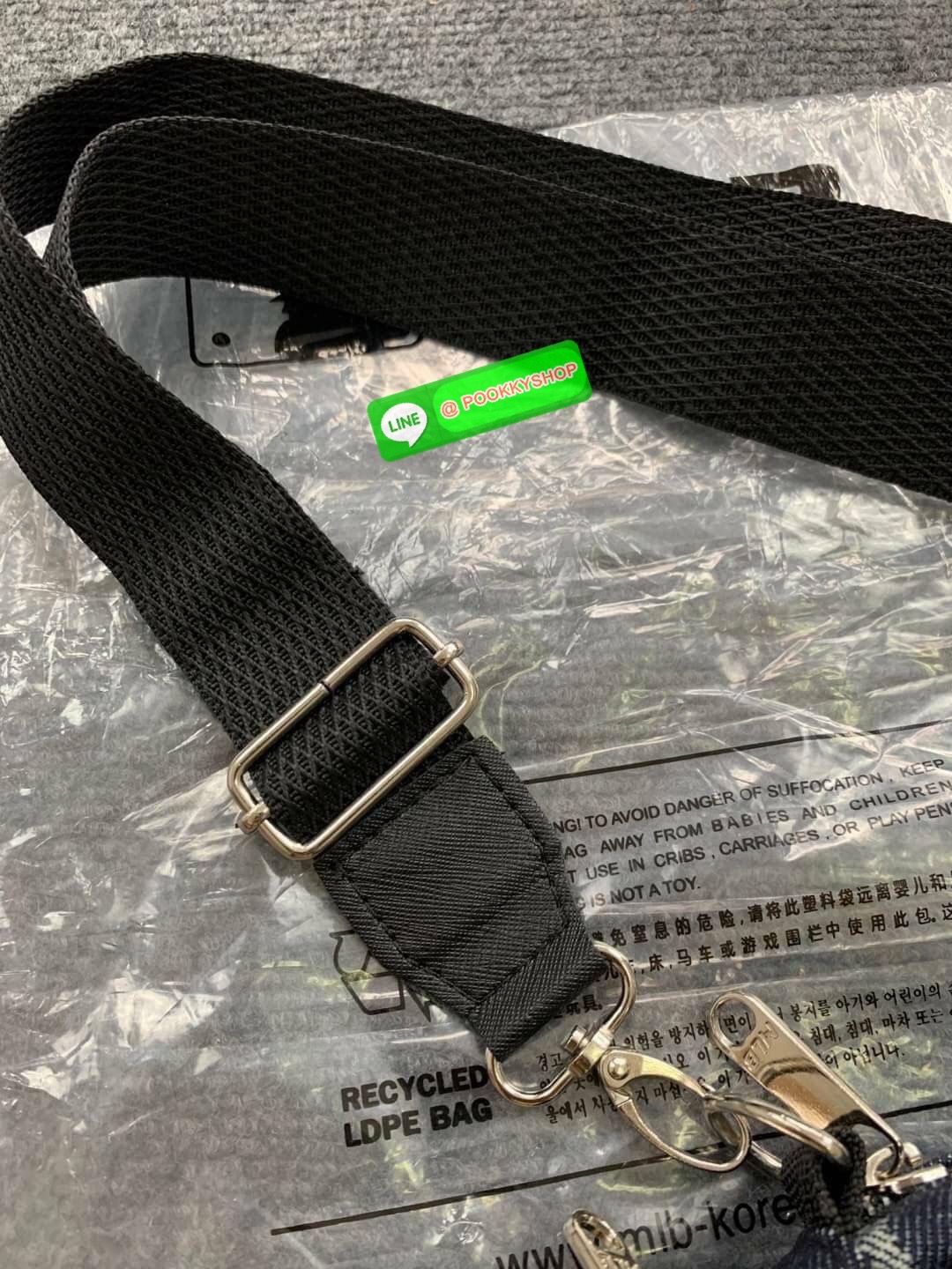 MLB NY แท้💯รุ่นนี้เป็นสองซิบ มาพร้อมใบลูกน่ารักมากๆค่ะ กระเป๋าวะพายข้าง ทรงสวยดีเทลเก๋ ปักโลโก้NYบนกระเป๋างานสวยมากๆค่ะ สีสวยเท่สุดๆใส่กับอะไรก็แมทสุดๆสีดำ สายปรับได้ตามระดับค่ะรุ่นนี้ไม่มีไม่ได้แล้วน๊า ป้ายแท็กในตัว งานน่ารักมากๆค่ะ ราคาโปรโมชั่น