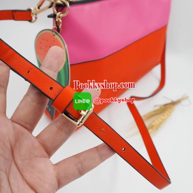 Zara two-tone clucth with pendant-collection fuit จากแบรนด์ zara มาในสีสันสดใส น่ารักๆ พร้อมพวงกุญห้อยลายแตงโม สายสะพายสามารถถอดออกได้ สะพายข้างหรือถือแบบคลัช ได้ทั้งสองแบบค่ะ สีสันน่ารักมาก สดใสๆ ใบใหญ่ ใส่ไอแพด ได้เลยค่ะ