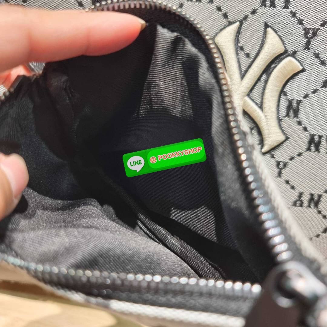 MLB MONOGRAM TOTE BAG กระเป๋าทรงโท้ท ใบใหญ่จุคุ้ม ที่มีกิมมิคไม่เหมือนใคร ด้วยดีไซน์ลวดลายโมโนแกรมเอกลักษณ์ ปั๊มลงบนผ้าแคนวาสและหนัง pu คุณภาพดี สวยคม ปากกระเป๋ามีอะไหล่เกี่ยวกันของหล่นได้ มาพร้อมสายสะพายในตัว ภายในโล่งกว้างมาก ใส่ของสำคัญได้แบบไร้กังวล ห